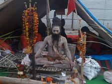 தியான நிலையில் அமெரிக்க சாமி.. மண்டை ஓட்டுடன் அகோரி பாபா.. தெறிக்க விடும் கும்பமேளா! 