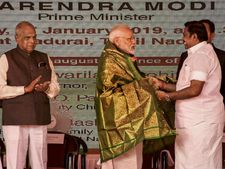 மதுரை வந்த மோடியிடம், தமிழக பிரச்சினைகள் பற்றி மனு கொடுத்த எடப்பாடி பழனிச்சாமி! 