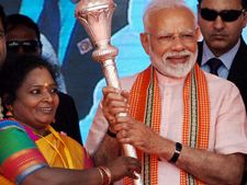 இதுதான் லோக் சபா தேர்தல் வாசகமா? மோடிக்காக புதிய முழக்கத்தை உருவாக்கிய தமிழிசை! 