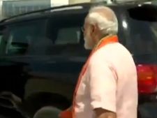 ஊரெல்லாம் கறுப்புக் கொடி, பலூன்.. அதிரடியாக கறுப்புக் காரில் ஏறிப் பயணித்த மோடி! 