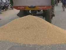 விவசாயிகள் விரக்தி... நாகை அருகே சாலையில் நெல்லை கொட்டி மறியல் 