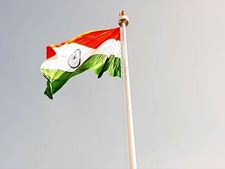 100 அடி உயரம்.. 9.5 கிலோ எடையுடன் கம்பீரமாகப் பறக்கும் தேசியக் கொடி.. கோவை ரயில் நிலையத்தில் 