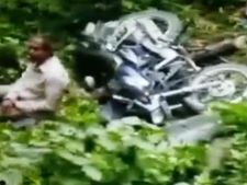 ஊட்டியில் விபரீதம்.. 100 அடி பள்ளத்தில் பாய்ந்து விழுந்த தம்பதி.. படுகாயத்துடன் மீட்பு 