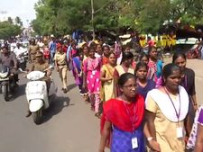 5 கி.மீ. பேரணி நடத்திய கல்லூரி மாணவிகள்.. பஸ் ஏற்றி பத்திரமாக அனுப்பி வைத்த பாசக்கார புதுவை போலீஸ்
