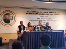 துபாய் முகாம்களில் இந்திய தொழிலாளர்களை சந்திக்கும் ராகுல் காந்தி