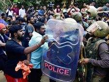 கல்வீச்சு, தள்ளுமுள்ளு.. சபரிமலை முழு அடைப்பு போராட்டத்தில் வெடித்த வன்முறை.. பதற்றம்! 