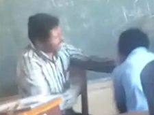 செல்போன் கொண்டு வந்ததால் ஆத்திரம்.. மாணவரை கன்னத்தில் பளார் பளார் விட்ட ஆசிரியர்- வைரல் வீடியோ 