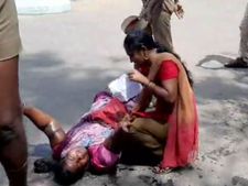 பொய்ப் புகார் அளித்து மிரட்டும் பாஜக பிரமுகர்.. தீக்குளிக்க முயன்ற ராணி.. நாகர்கோவிலில் பரபரப்பு