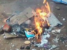 கார்பொரேட் நிறுவன பிளாஸ்டிக்கிற்கு மட்டும் தடையில்லையா.. வெள்ளையன் தலைமையில் வியாபாரிகள்  போராட்டம்