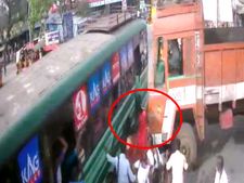 மின்னல் வேகத்தில் பறி போன உயிர்.. ஆசிரியை மீது மோதிய லாரி.. பஸ்சோடு சேர்த்து நசுக்கிய கொடூரம் 