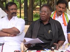 நான் தர்ணா நடத்துகிறேன்.. கிரண் பேடி சைக்கிள் ஓட்டி விளையாடுகிறார்.. நாராயணசாமி டென்ஷன்
