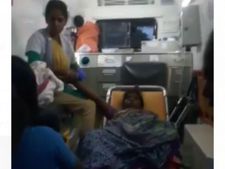 நடுரோட்டில் பிரசவ வலியால் துடித்த அஞ்சலி.. டாக்டர் இல்லை.. ஓடி வந்து கை கொடுத்த லட்சுமி பாட்டி! 