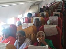 நெறஞ்ச மனசு... 120 முதியவர்களை விமானத்தில் பறக்க விட்டு மகிழ்ந்த தொழிலதிபர் 