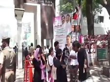 உங்களுக்கெல்லாம் புத்தி இல்லை.. எத்தனை பேர் சாக கிடக்கிறாங்க.. கட்சியினருக்கு எதிராக கொதித்த மக்கள் 