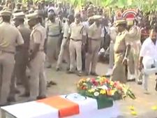 அலைக்கடலென கூடிய மக்கள்.. தந்தையின் சவப்பெட்டியை தொட்டு வணங்கிய சிவச்சந்திரனின் 2 வயது மகன்