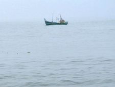 ஆழ்கடலில் தவறி விழுந்து இறந்த மீனவர்.. உடலை மீட்ட சக மீனவர்கள்.. குமரி அருகே பரபரப்பு