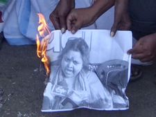 காந்திய சுட்ட பெண் சாமியார் பூனம்.. உருவபொம்மையை எரித்தும், காலில் போட்டு மிதித்தும் போராட்டம்