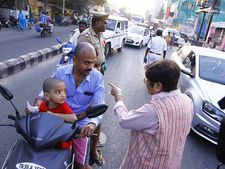 தலையில் ஹெல்மெட் எங்கே.. நடு ரோட்டில் டூவீலர்களை நிறுத்தி அதிரடி காட்டிய கிரண் பேடி