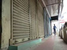 யாருமே இல்லாத இடத்தில் யாருக்கு பாலம்... தக்கலையில் வியாபாரிகள் போராட்டம் 