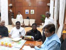 ஆளுநர்- முதல்வர் இடையே நான்கரை மணி நேரம் நீடித்த பேச்சுவார்த்தை நிறைவு! 
