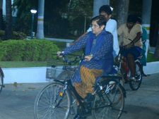 கிரண்பேடி vs நாராயணசாமி.. வெளியே தர்ணாவில் முதல்வர்.. உள்ளே ஜாலியாக சைக்கிள் சவாரி செய்யும் ஆளுநர்! 