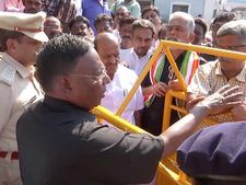 எப்படி போய்ட்டிருக்கு.. 2 மணி நேரத்திற்கு ஒருமுறை போன் போட்டு கேட்கும் கிரண் பேடி
