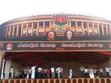 3 ஹெலிபேட்கள்.. பல நூறு பேனர்கள்.. பிரம்மாண்ட மேடை.. மாபெரும் பொதுக்கூட்டத்திற்கு பாஜக தயார்! 