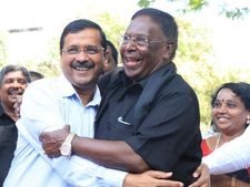 மோடி உத்தரவுப்படி ஆட்டிப்படைக்கிறார் கிரண் பேடி.. கெஜ்ரிவால் தாக்கு
