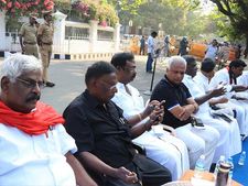 4- ஆவது நாளாக தொடரும் தர்ணா.. கோரிக்கைகள் நிறைவேறும் வரை போராட்டம்.. புதுவை முதல்வர் 