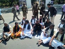 மொத்தக் குமுறலையும் ரோட்டில் கொட்டிய நாராயணசாமி.. பரபரக்கும் புதுச்சேரி