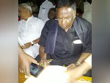  5 மணி நேரமாக நாராயணசாமி தர்ணா.. போராட்டக் களத்தில் பைல் பார்த்து கையெழுத்து போட்டு கலக்கல்!