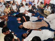 இன்று 2வது இரவு.. பிளாட்பாரத்தில் படுத்துத் தூங்கிய நாராயணசாமி, அமைச்சர்கள்!