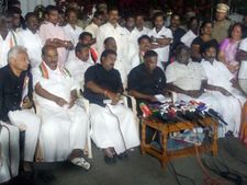 கிரண் பேடி வந்தாகணும்.. அதுவரை தர்ணா தொடரும்.. நாராயணசாமி அதிரடி 