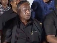 போலீசை ஏவி எங்களை அப்புறப்படுத்த பார்க்கிறார்.. கிரண்பேடி மீது நாராயணசாமி பகீர் புகார்! 