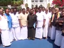 காஷ்மீரில் வீர மரணம் அடைந்த 44 பேருக்கு புதுவை போராட்டக்களத்தில் நாராயணசாமி மெளன அஞ்சலி