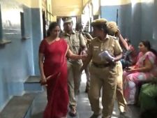 நிர்மலா தேவிக்கு என்னாச்சு..  நெஞ்சுவலியா.. முதுகுவலியா.. மதுரையில் திடீர் பரபரப்பு
