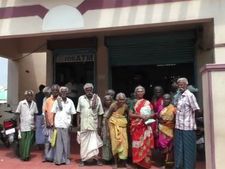 ஓய்வூதியத்தில் முறைகேடு.. வங்கியை முற்றுகையிட்டு போராட்டத்தில் குதித்த முதியோர்கள் 