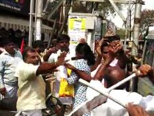 திருப்பூரில் மதிமுக போராட்டத்தில் பரபரப்பு... செருப்பு வீசிய பாஜக பெண் தொண்டர்.. சரமாரி தாக்குதல்