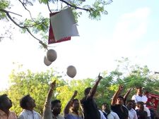கிரண் பேடிக்கு எதிராக கருப்பு பலூன்களை பறக்க விட்ட காங்கிரஸார்
