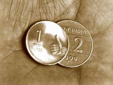 பாகிஸ்தானுடன் போர் பதற்றம்.. இந்திய ரூபாய் மதிப்பு சரிந்தது.. பங்குச் சந்தையில் வீழ்ச்சி 