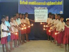 வீரமரணமடைந்த வீரர்களுக்கு தேவகோட்டையில் பள்ளி மாணவர்கள் மெழுகுவர்த்தி ஏந்தி அஞ்சலி 