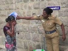 மனு கொடுக்க வர்றாங்களா இல்லை தீ குளிக்க வர்றாங்களா.. டென்ஷனில் மதுரை போலீஸ்