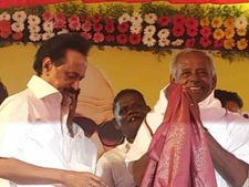 ஜெ. புகைப்படத்தை சட்டையில் வைத்துக் கொண்டு செல்பவர்களை சிறைக்கு அனுப்புவோம்.. ஸ்டாலின்