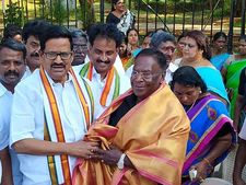 நாராயணசாமி போராட்டத்திற்கு பெருகும் ஆதரவு.. கே.எஸ். அழகிரி, டிராபிக் ராமசாமி நேரில் வாழ்த்து