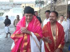 கோவிந்தா.. திருப்பதியில் தம்பிதுரை திருப்தி..  சாமி கும்பிட்டு பாஜகவுக்கு ஆதரவாக பேட்டி! 