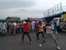 ஒரு பெண்… 5 இளைஞர்கள்.. நாகர்கோவில் பேருந்து நிலையத்தில் ஆட்டம் பாட்டம்.. விசாரித்தால் விஷயமே வேற