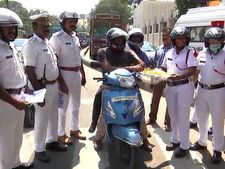 ஹெல்மெட்டு…சீட் பெல்ட்டு..! பிடி ஸ்வீட்டு..! பாராட்டிய புதுச்சேரி போலீஸ்..! குழம்பிய வாகன ஓட்டிகள்