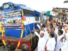  மும்மத தலங்களையும் இணைக்கும் ஒரு ரயில்.. நிறைவேறியது குமரியின் கனவு