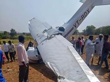 மீண்டும் ஒரு சம்பவம்... புனேவில் பயிற்சி விமானம் விழுந்தது... பைலட் படுகாயம் 