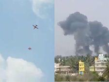 நடுவானில் மோதல்.. தடுமாறி விழுந்த விமானங்கள்.. கிளம்பிய புகைமூட்டம்.. நெஞ்சை பதற வைக்கும் வீடியோ 